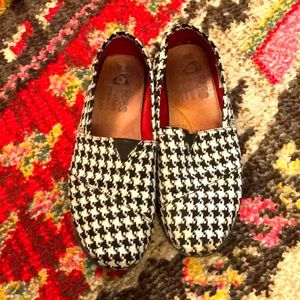 Black and white houndstooth bobs